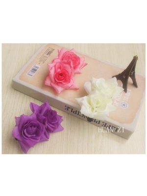 TWEE ROOSJES OP HAARCLIP DONKER ROZE